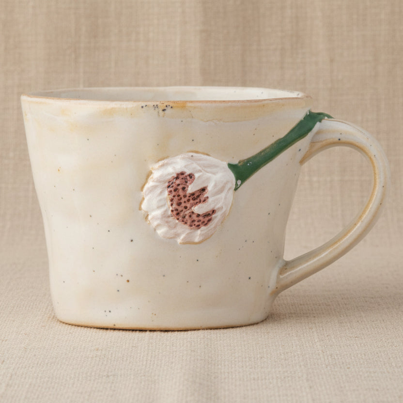 Loua mok met witte bloem